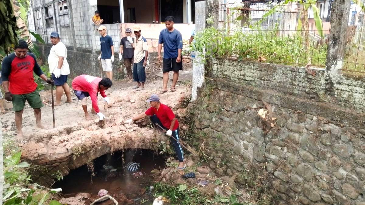 Warga Sumpiuh Bongkar Jembatan Amblas