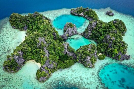 Wisata Pulau Kecil dengan Panorama Laut yang Menawan