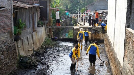 1,5 Ton Sampah Diangkut dari Sungai Kota