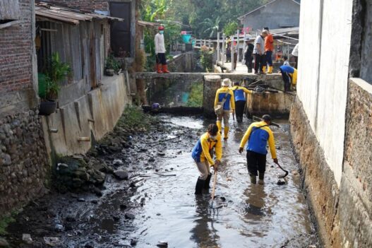 1,5 Ton Sampah Diangkut dari Sungai Kota