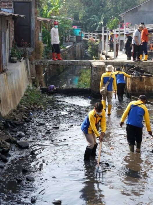 1,5 Ton Sampah Diangkut dari Sungai Kota