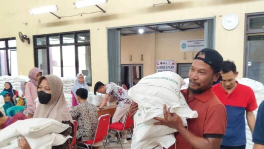 42.428 Warga Terima Bantuan Beras
