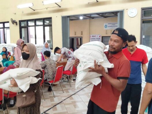 42.428 Warga Terima Bantuan Beras