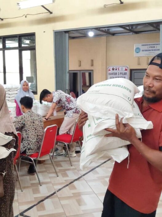 42.428 Warga Terima Bantuan Beras