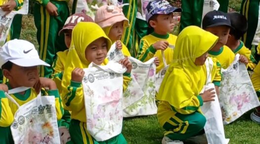999 Siswa TK Bikin Karya Ecoprint