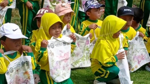 999 Siswa TK Bikin Karya Ecoprint