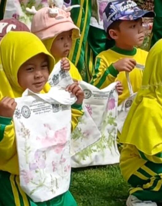 999 Siswa TK Bikin Karya Ecoprint