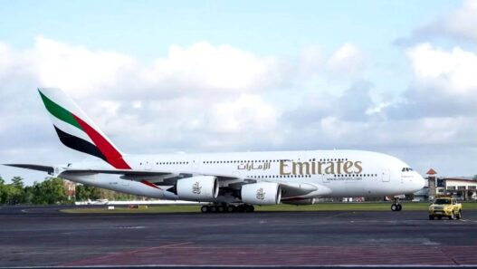 Airbus A380 Emirates Mendarat di Bandara Soetta