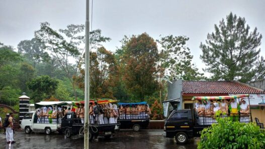 Akses Sulit, Antar Jemput Naik Mobil Bak