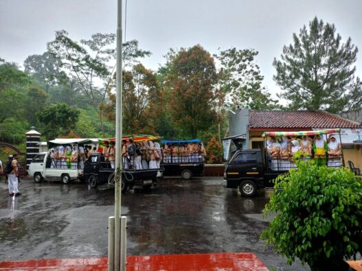 Akses Sulit, Antar Jemput Naik Mobil Bak