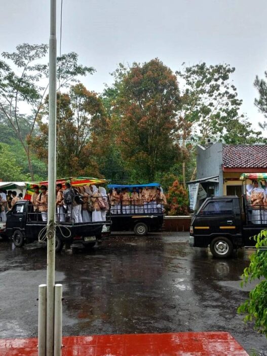 Akses Sulit, Antar Jemput Naik Mobil Bak