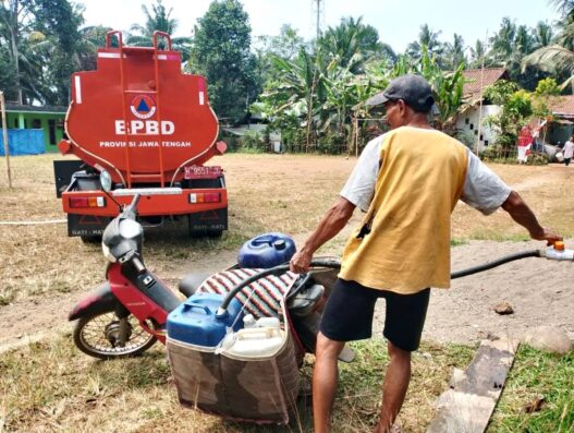 Berburu Air Bersih Sampai Desa Tetangga