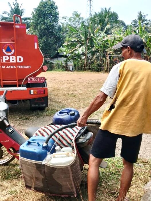 Berburu Air Bersih Sampai Desa Tetangga