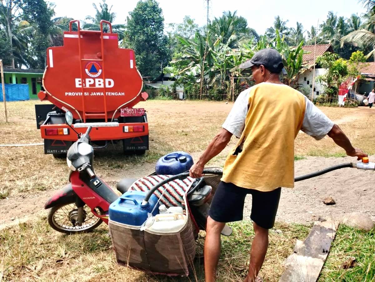 Berburu Air Bersih Sampai Desa Tetangga
