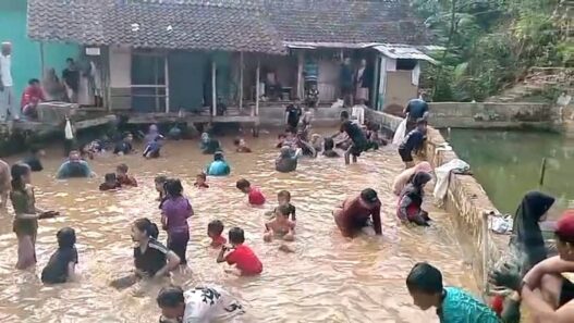 Berebut Lele dengan Tangan Kosong