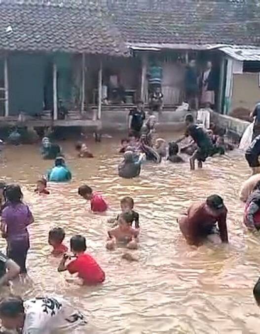 Berebut Lele dengan Tangan Kosong