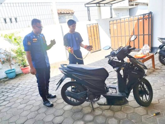 Bikin Panik, Ular Jali Masuk ke Bodi Motor