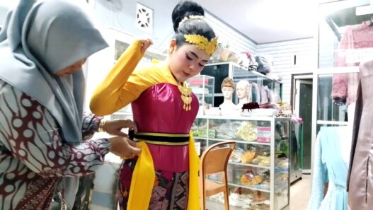 Bisnis Rias dan Kostum Lesu Saat Agustusan