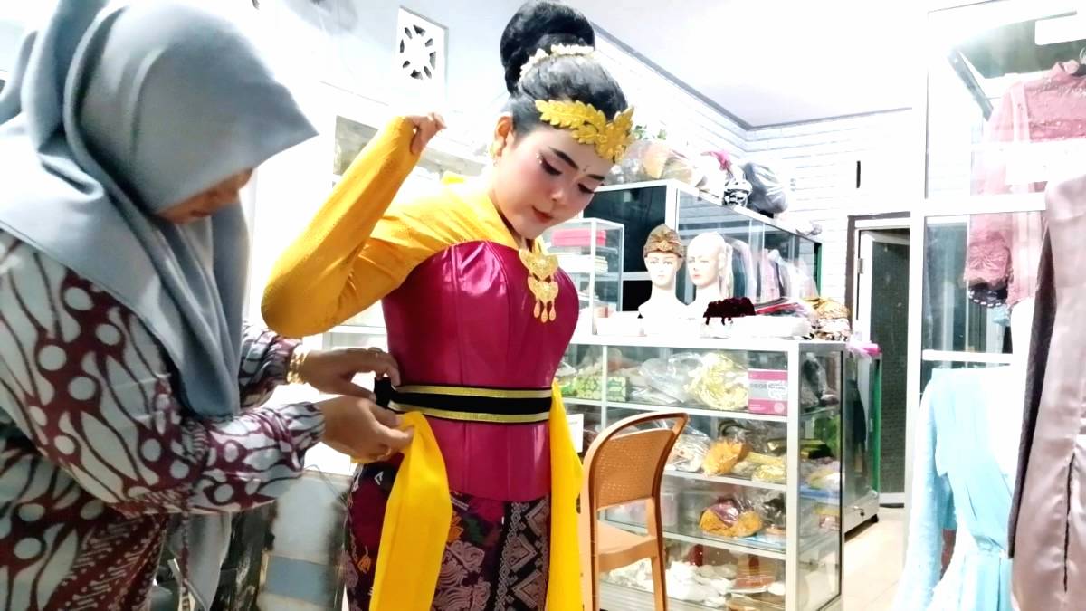 Bisnis Rias dan Kostum Lesu Saat Agustusan