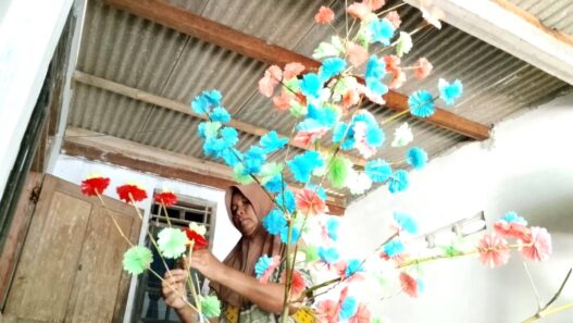 Bunga Plastik Semarakkan Perayaan HUT RI