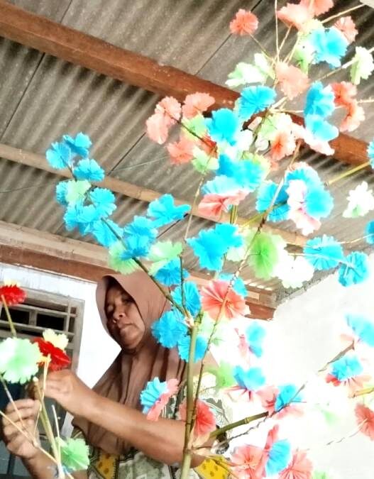 Bunga Plastik Semarakkan Perayaan HUT RI