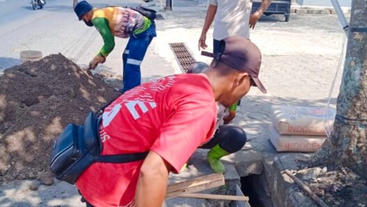 Drainase Jalan Sumpiuh Rusak