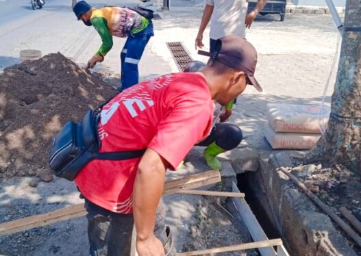 Drainase Jalan Sumpiuh Rusak