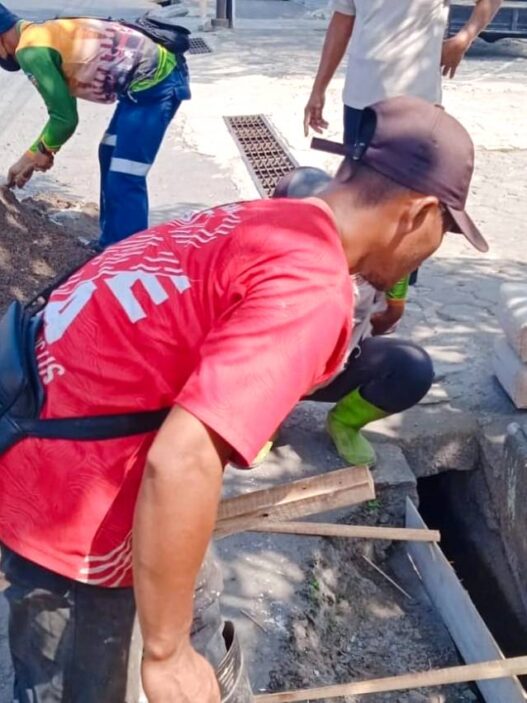 Drainase Jalan Sumpiuh Rusak