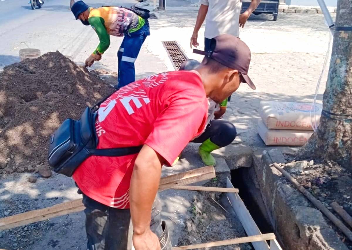 Drainase Jalan Sumpiuh Rusak