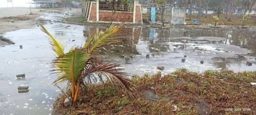 Gelombang Tinggi Rusak Puluhan Kios