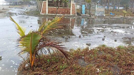 Gelombang Tinggi Rusak Puluhan Kios