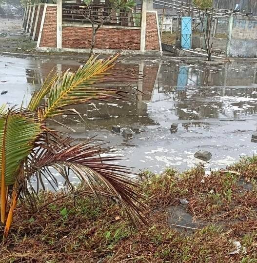 Gelombang Tinggi Rusak Puluhan Kios