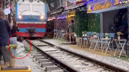 HP Turis Ketabrak Kereta hingga Terlempar