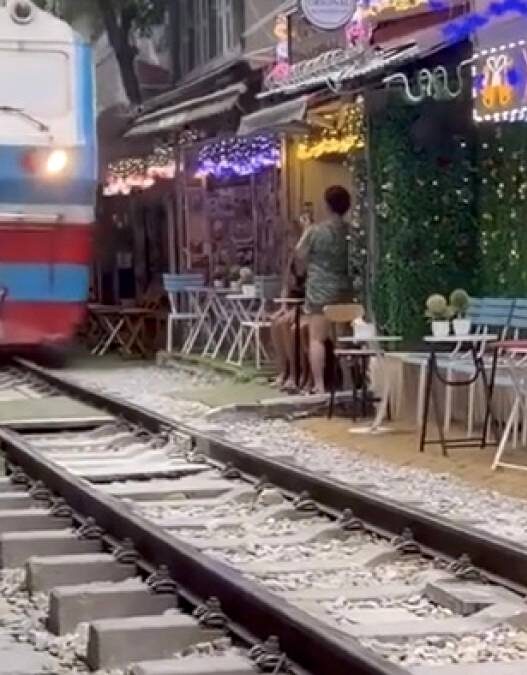 HP Turis Ketabrak Kereta hingga Terlempar