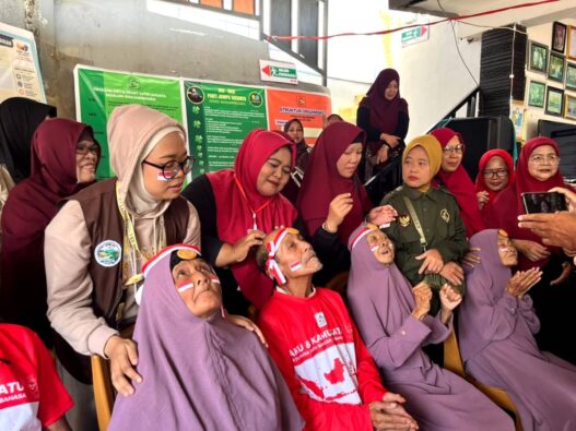 Jadi Ruang bagi Lansia untuk Tertawa dan Berkumpul