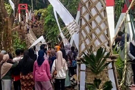 Jembatan Pongpet Ambruk Saat Diresmikan