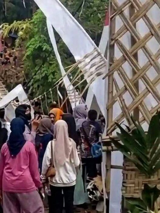 Jembatan Pongpet Ambruk Saat Diresmikan