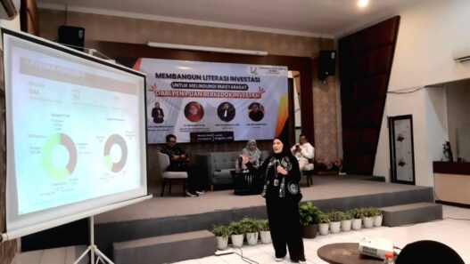 Kepala OJk Purwokerto saat paparan terkait literasi keuangan digital dalam acara "Membangun Literasi Investasi Untuk Melindungi Masyarakat Dari Penipuan Berkedok Investasi" yang digelar Forum Wartawan Ekonomi Semarang, di Meotel Purwokerto, Jumat (14/8/2026).
