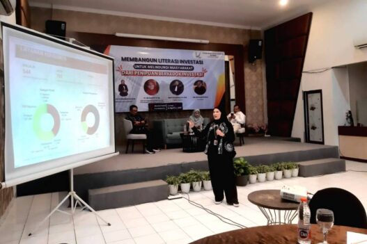 Kepala OJk Purwokerto saat paparan terkait literasi keuangan digital dalam acara "Membangun Literasi Investasi Untuk Melindungi Masyarakat Dari Penipuan Berkedok Investasi" yang digelar Forum Wartawan Ekonomi Semarang, di Meotel Purwokerto, Jumat (14/8/2026).