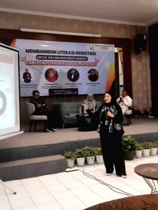 Kepala OJk Purwokerto saat paparan terkait literasi keuangan digital dalam acara "Membangun Literasi Investasi Untuk Melindungi Masyarakat Dari Penipuan Berkedok Investasi" yang digelar Forum Wartawan Ekonomi Semarang, di Meotel Purwokerto, Jumat (14/8/2026).