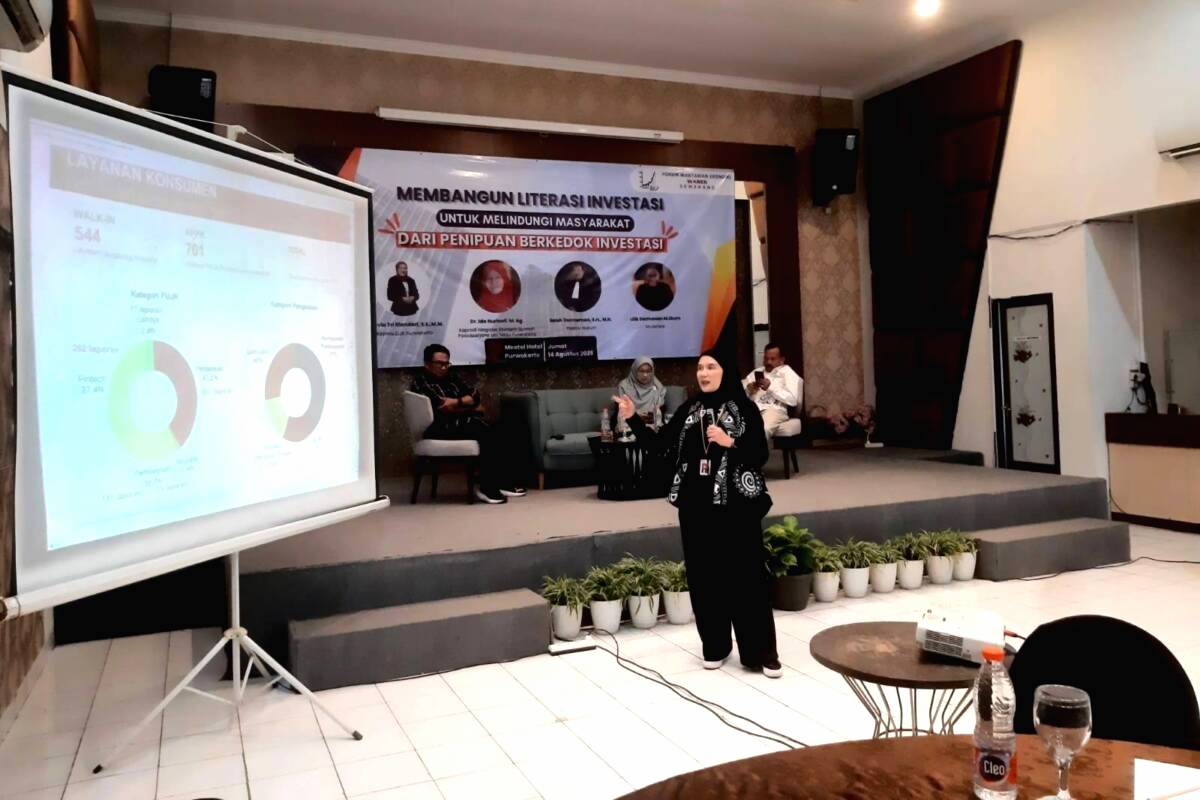 Kepala OJk Purwokerto saat paparan terkait literasi keuangan digital dalam acara "Membangun Literasi Investasi Untuk Melindungi Masyarakat Dari Penipuan Berkedok Investasi" yang digelar Forum Wartawan Ekonomi Semarang, di Meotel Purwokerto, Jumat (14/8/2026).