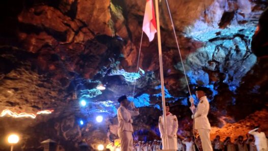 Kibarkan Bendera di Perut Goa Lawa