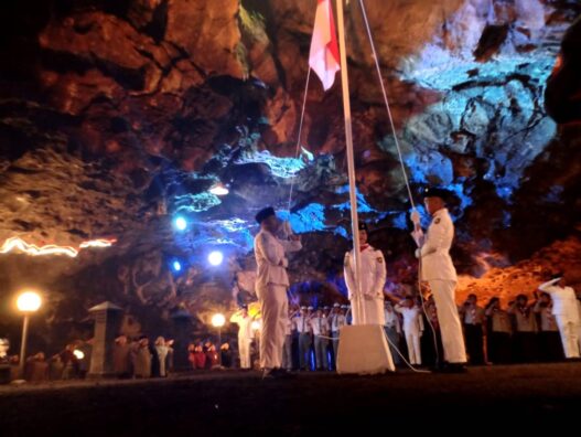 Kibarkan Bendera di Perut Goa Lawa