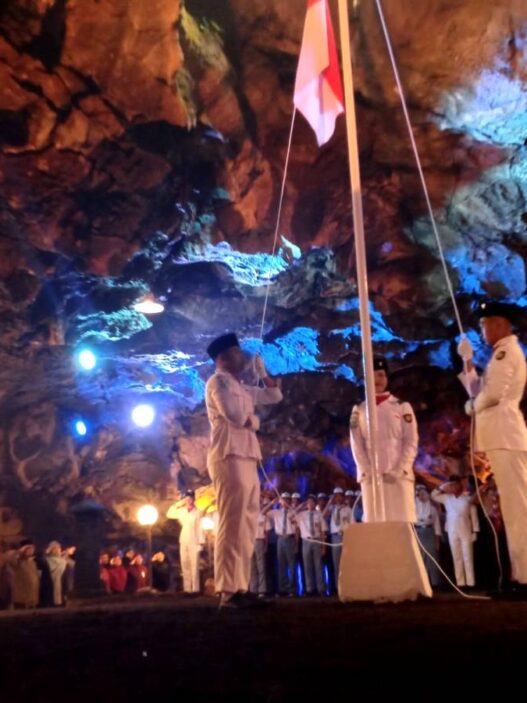 Kibarkan Bendera di Perut Goa Lawa