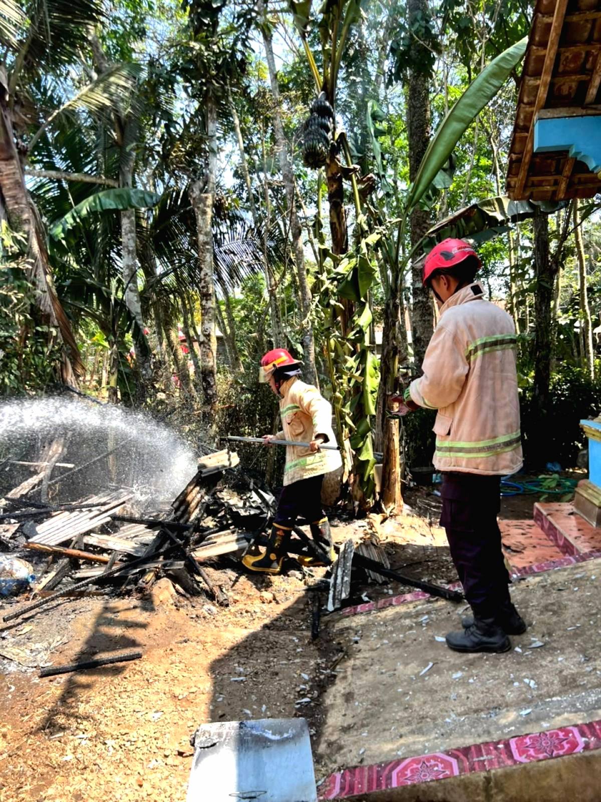 Korsleting Listrik Sambar Bensin Bakar Warung