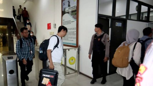 KPK Bawa 60 Barang Bukti dari Rektorat Unsoed