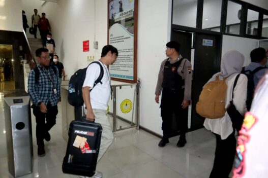 KPK Bawa 60 Barang Bukti dari Rektorat Unsoed