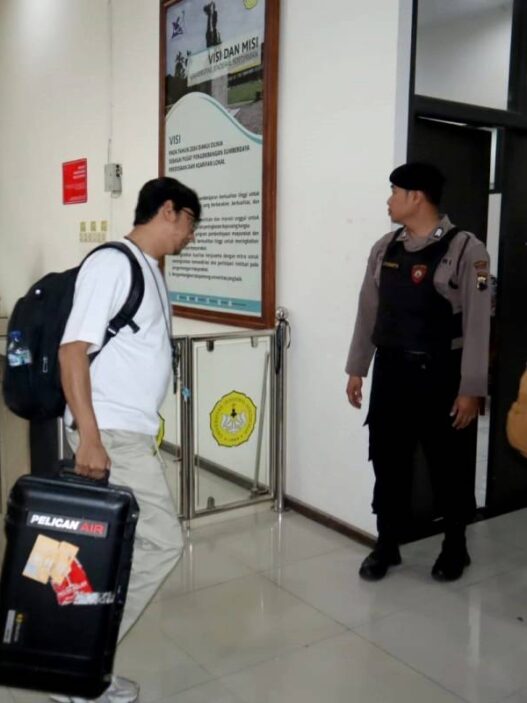 KPK Bawa 60 Barang Bukti dari Rektorat Unsoed