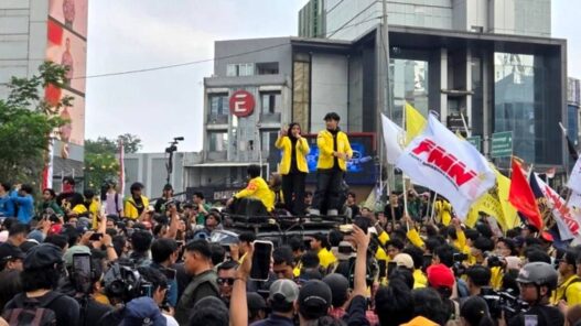 Mahasiswa Kepung Bundaran HI Serukan Delapan Tuntutan