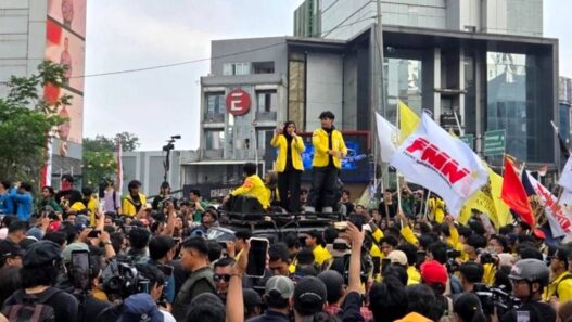 Mahasiswa Kepung Bundaran HI Serukan Delapan Tuntutan